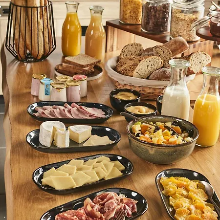 Campanile Sud - Pont De L'arc Hotel 3*